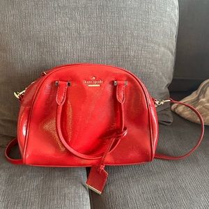 Kate spade women’s dynasty red textured cedar street patent cross body